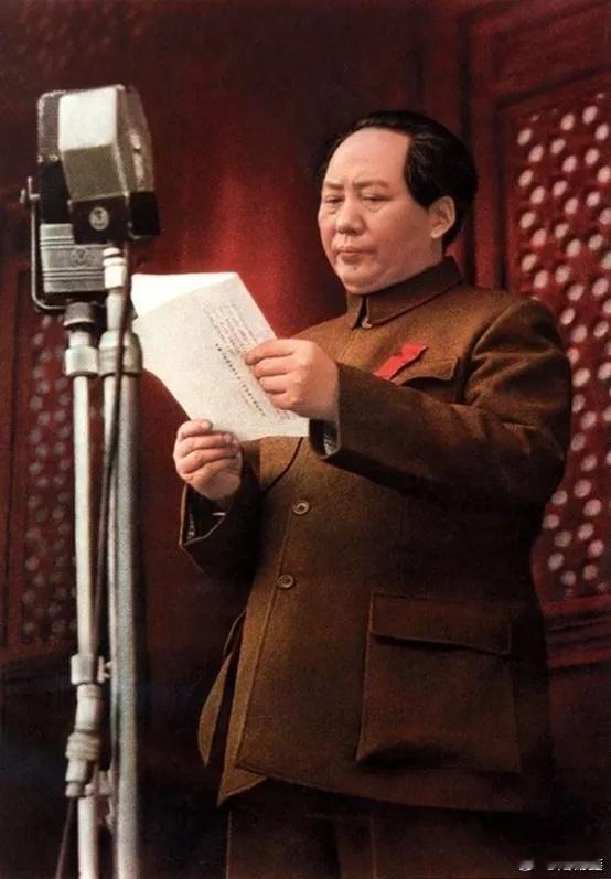 【毛主席逝世50周年  九九缅怀、久久缅怀 】窑洞前，身着打满补丁的衣服，娓娓道
