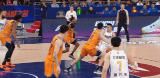 效率爆表！CBA季后赛，北京G2击溃上海，陈盈骏26分+4板+1助，12中9，今