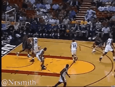 莫宁身高208厘米，原地举手摸高285厘米，职业生涯场均盖帽2.81个。
卡特身