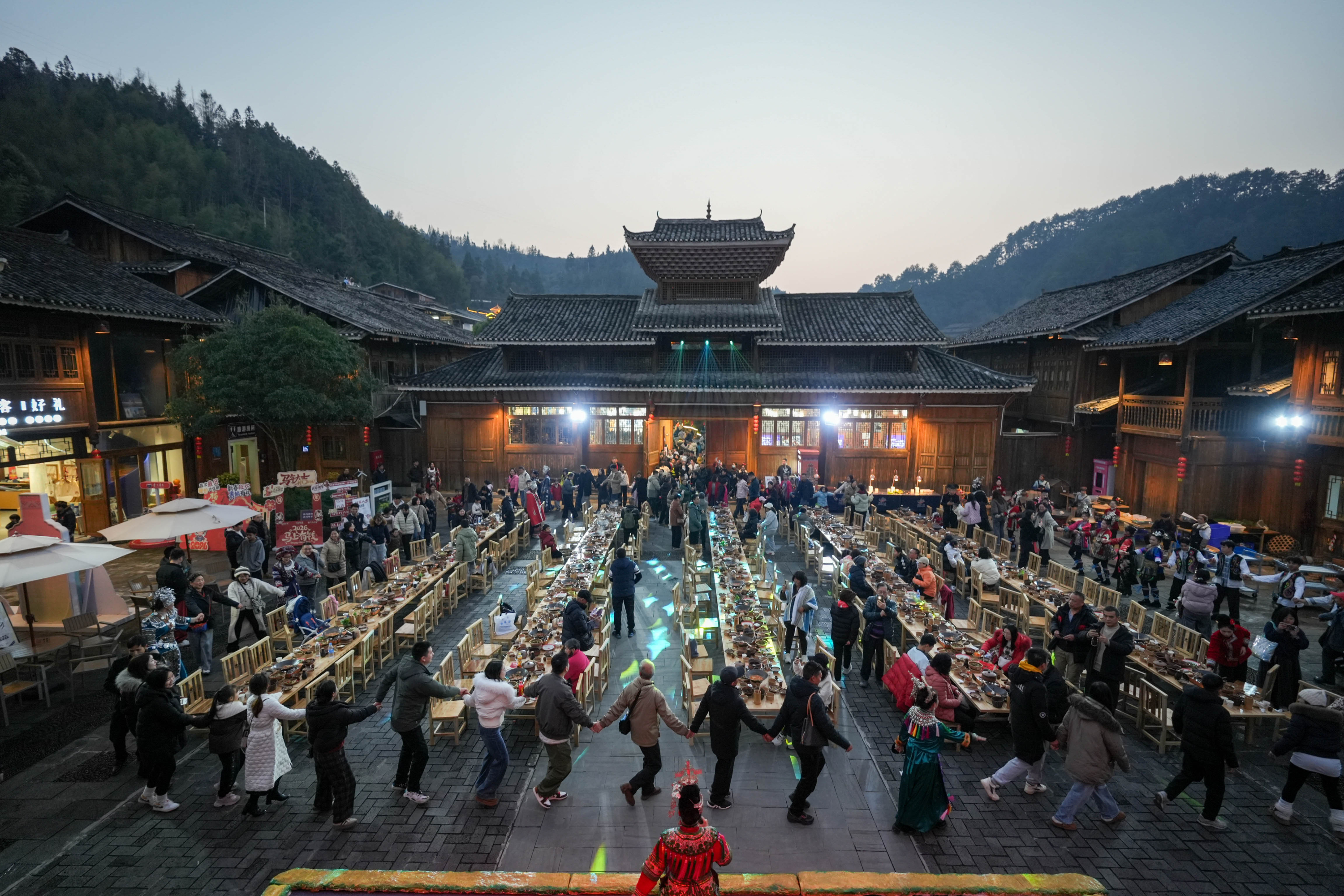 【外媒：#春节消费折射中国内生经济活力#】#春节消费节节高# 据路透社2月24日