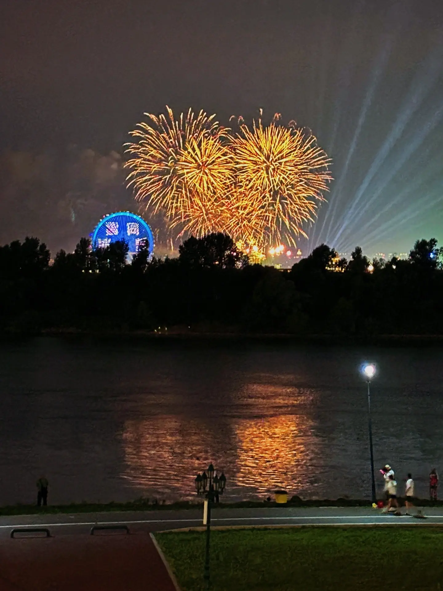 看一场夏日烟花。