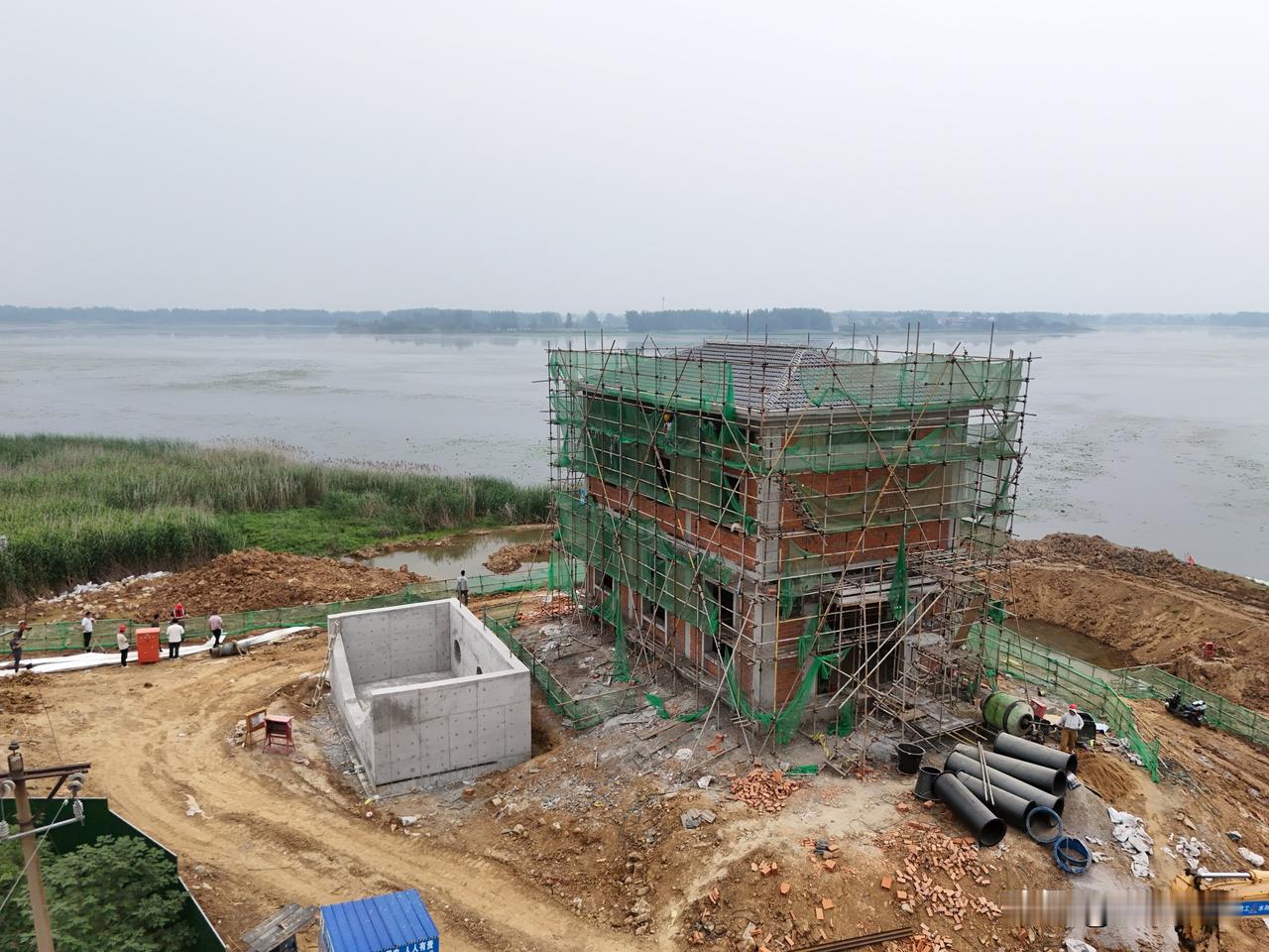怀远四方湖陈圩电灌站正在高标准进行建设，建成后将服务周边农田灌溉，保障田地用水和