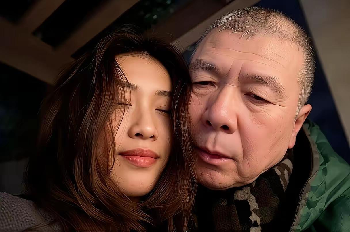 谁能想到，镜头前那个锋芒毕露、说一不二的大导演冯小刚，面对家人，也会是个女儿奴。