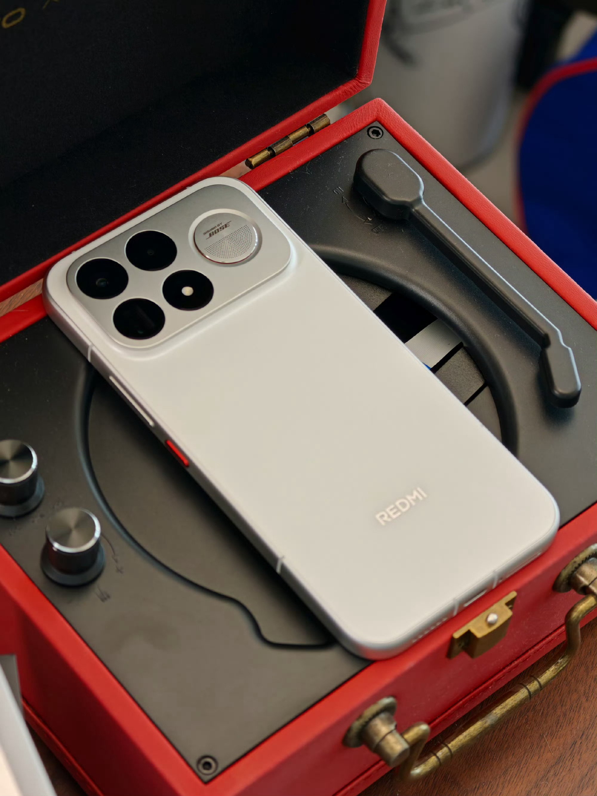 白色的REDMI K100 Pro Max，很耐看大气的设计 