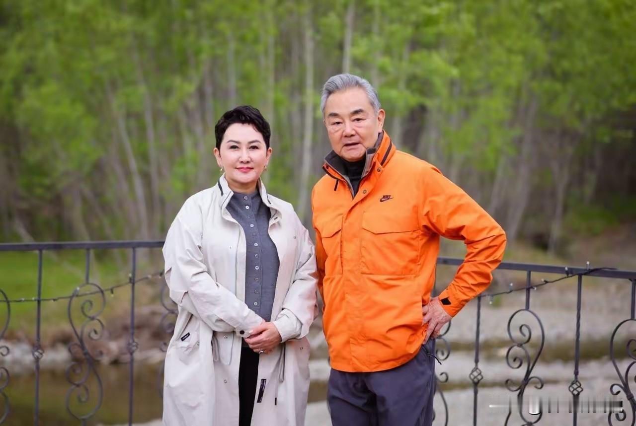 帅的一塌糊涂！[比心][比心][比心]

如果不是一头白发，

别人一看也就一个