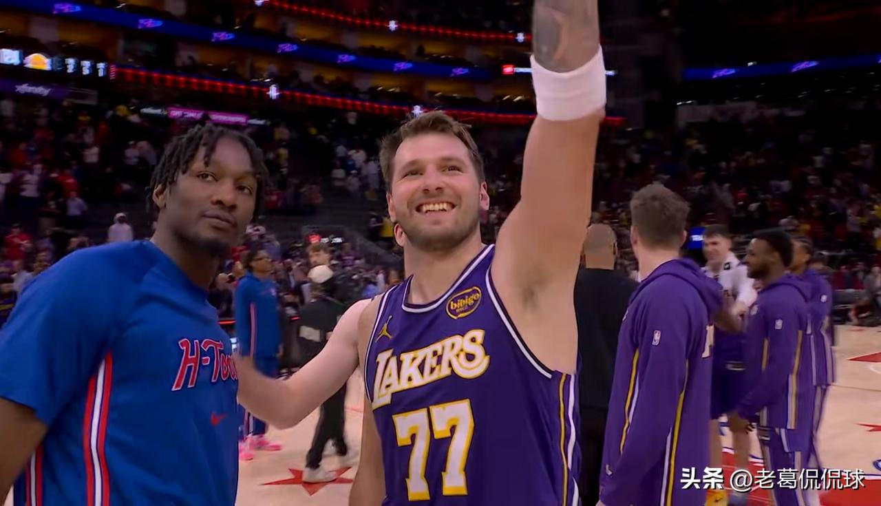 湖人巨星东契奇和火箭悍将芬尼-史密斯真是兄弟情深！在今天湖人客场以124：116