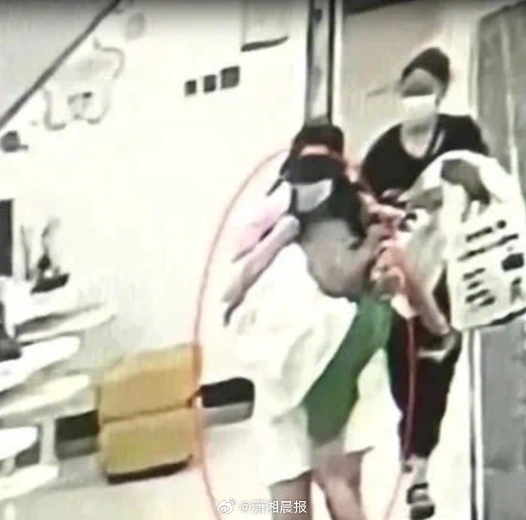 【#律师谈男童被人带去冒名顶替打疫苗#：可被视为故意伤害他人身体】近日，据报道，
