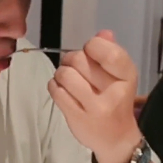 高耸的鼻子鼻睁睁地看着一只小胖手往自己面前靠 
