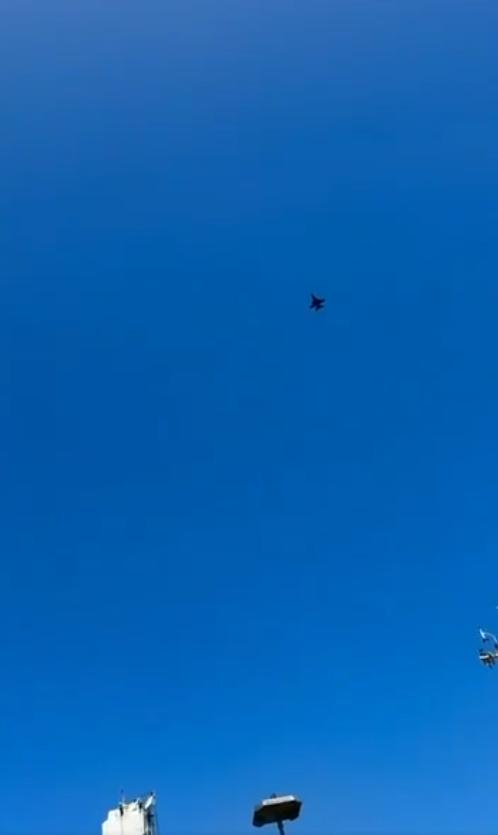 周四清晨，罗马尼亚空军两架F-16AM“战隼”战斗机紧急升空，前往黑海沿岸罗马尼
