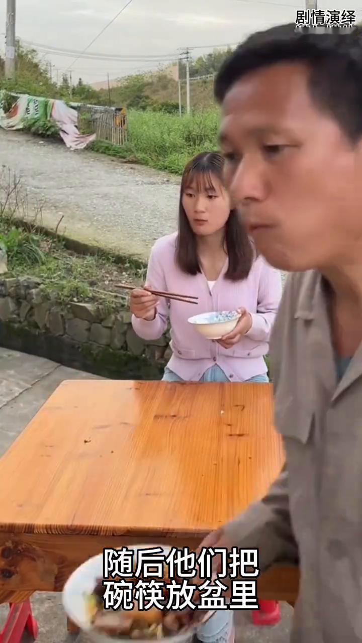 女子来到娘家吃饭却看到不一样的待遇，这一幕真的太搞笑了。
女子来到娘家在吃饭，谁