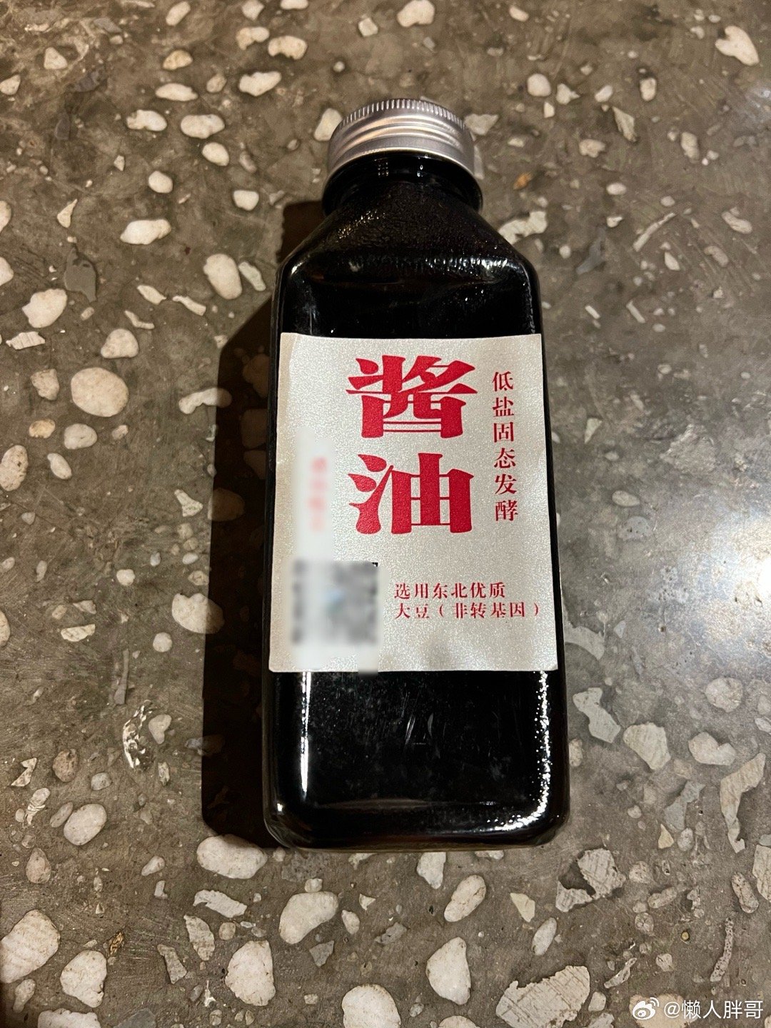 刨出一瓶几年前做的无添加酱油品质不错送给一个喜欢吃的吃货朋友一罐土法熬制的鹅油鹅