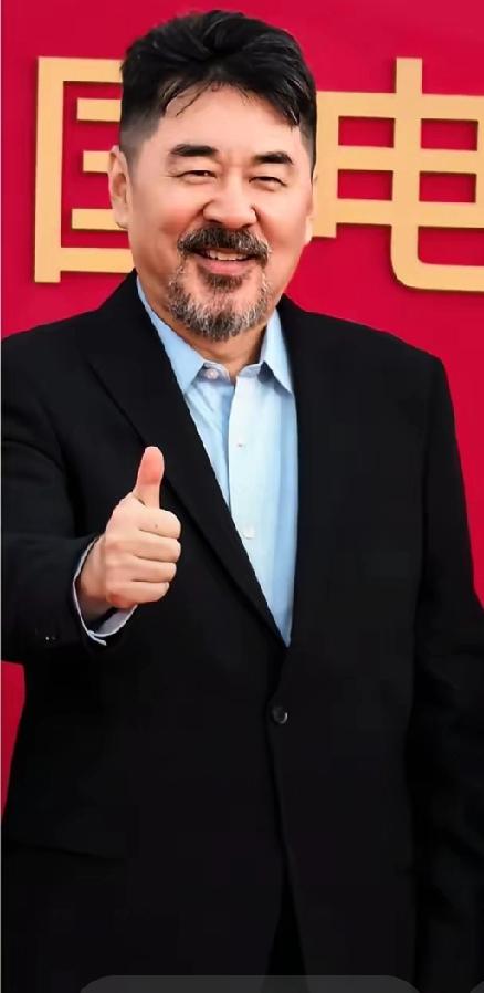 陈建斌红毯三度牵手未果！蒋勤勤的小举动让全网直呼：这才是真爱的模样

在2025