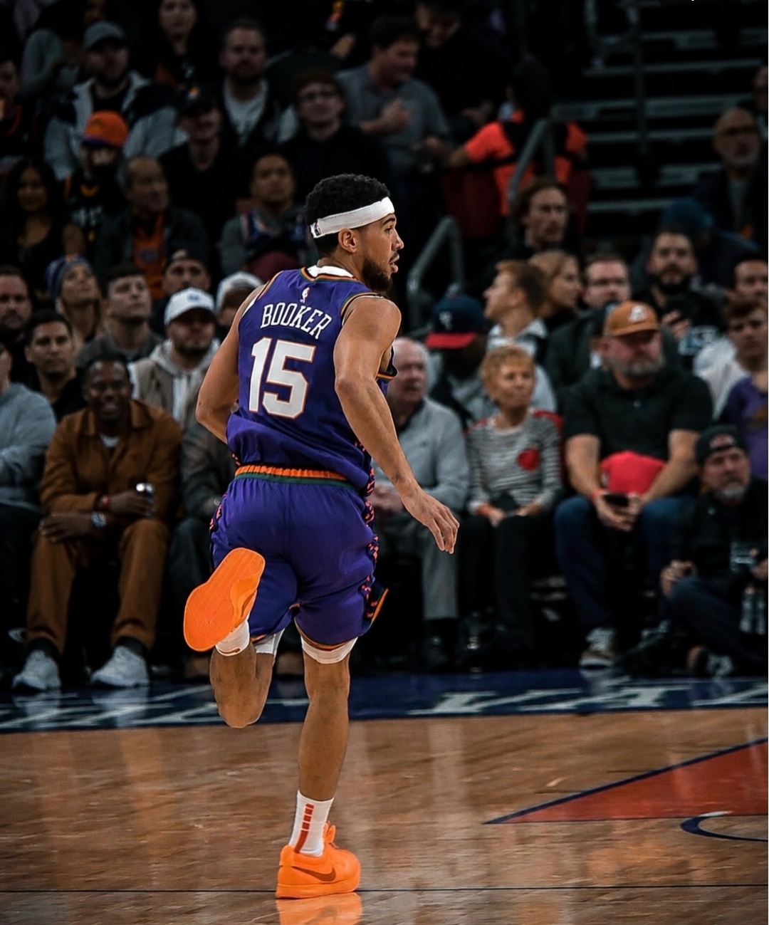 毫无ps痕迹其实布克的15号新球衣，7月15号就在当地发售了。nba自由市场nb