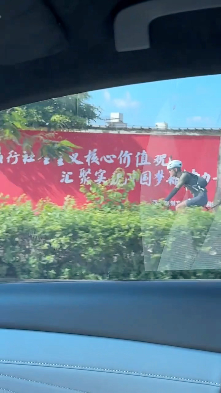 昨天是《骑游此理》海南篇今天是《骑有此理》海南篇😎燥候勇气与毅力兼备的海参吴磊