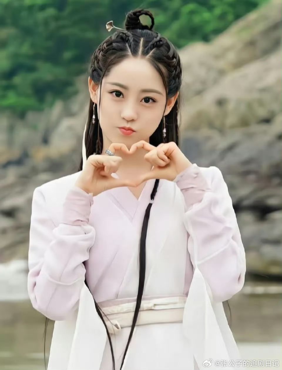 祝绪丹被周芷若顶号了周芷若重回峨眉派祝绪丹重返峨眉山，瞬间被周芷若附体，气场全开
