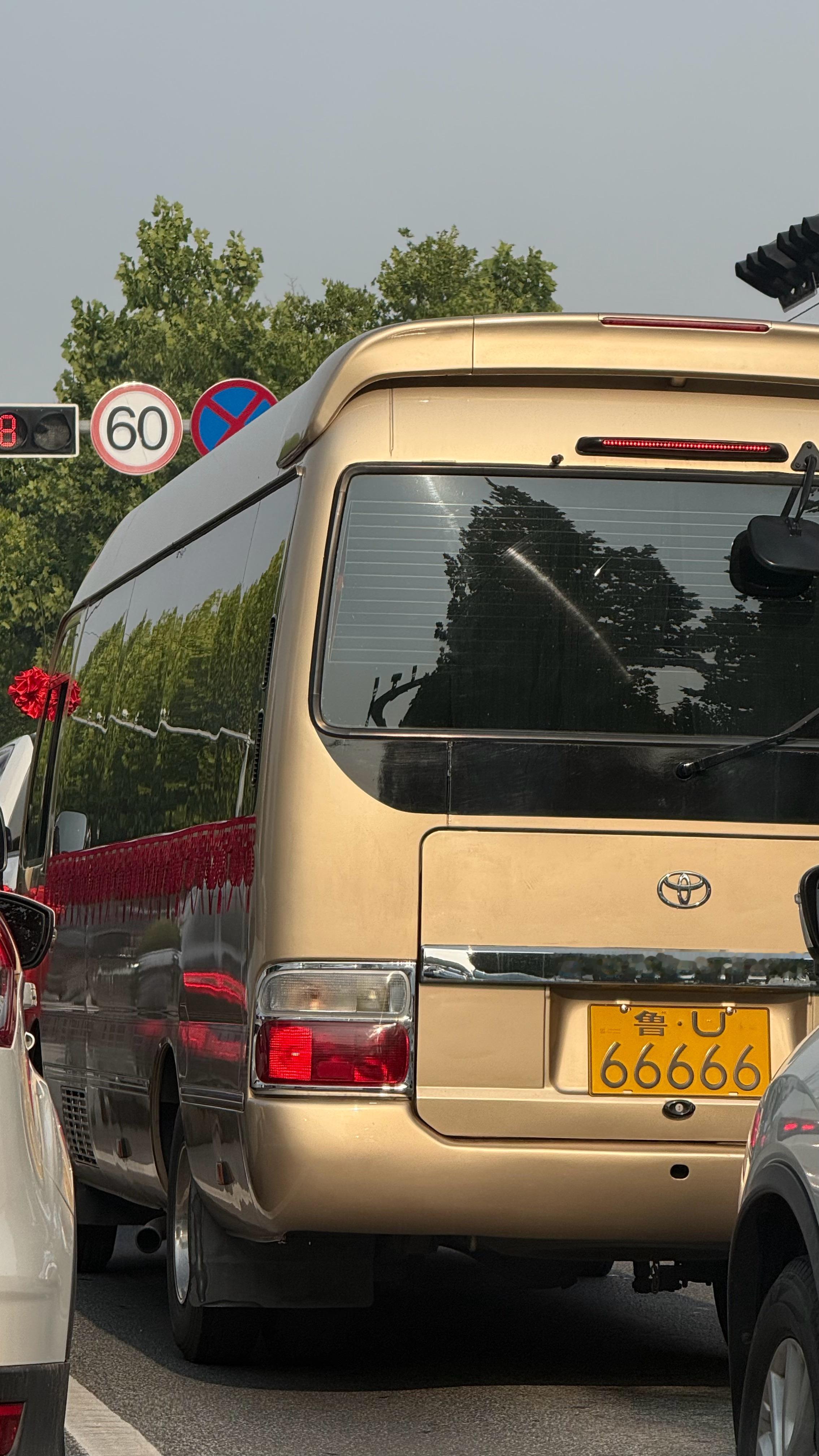 这车牌顶上一个车队 