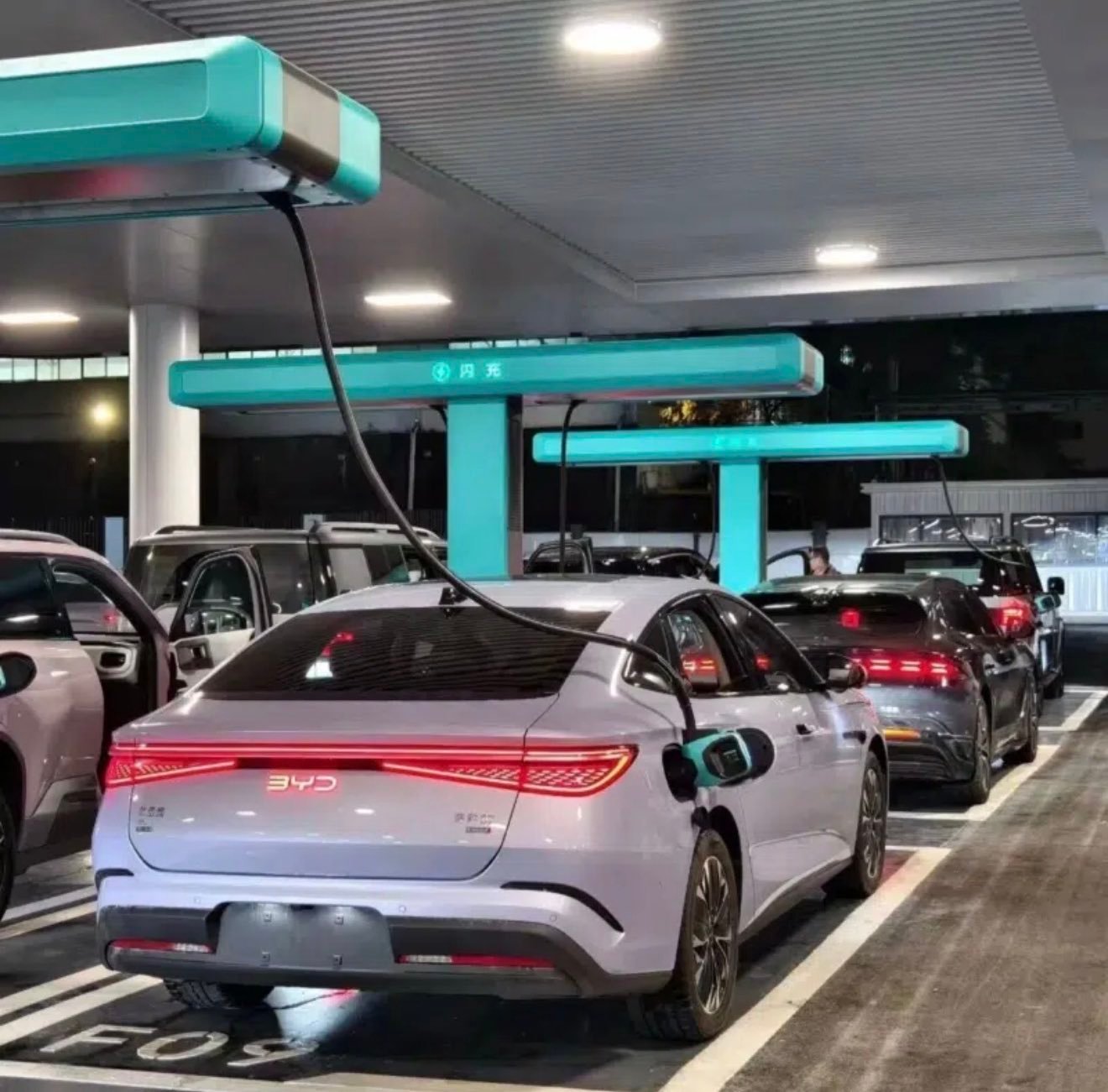 从这个外观设计，明显是“致敬”加油站！！比亚迪