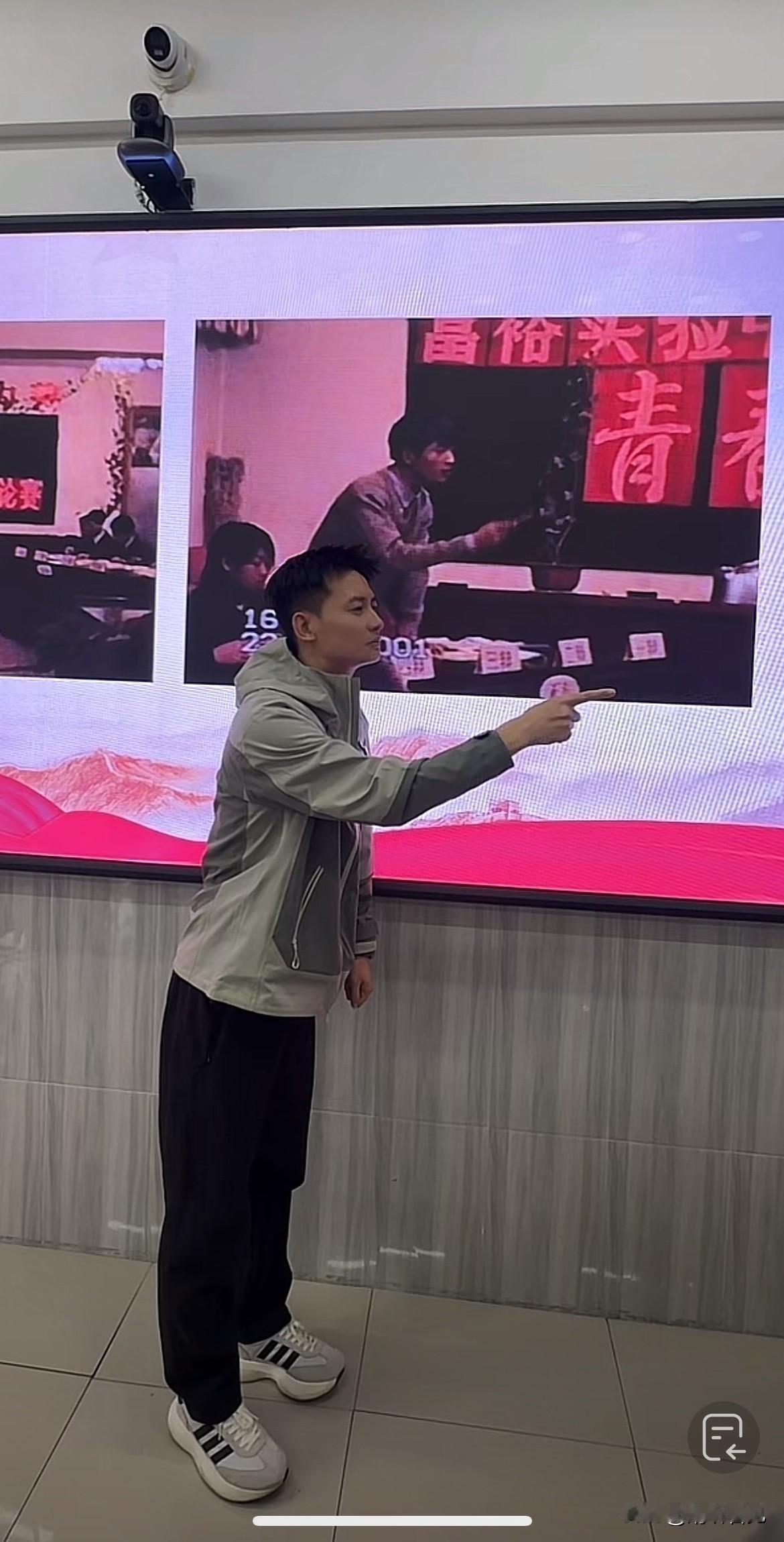 武亮在富裕实验中学聊起这次富裕之行的缘由时，这样说道：想念一个人，就去他曾经生活