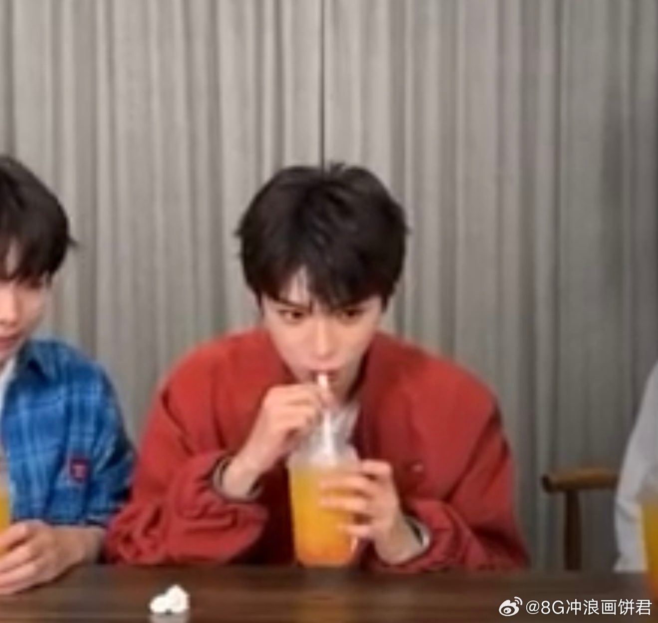 张俊用土味情话给梓渝一些震撼 谁能想到张俊会来这手？梓渝说饮品清爽不腻，他直接土