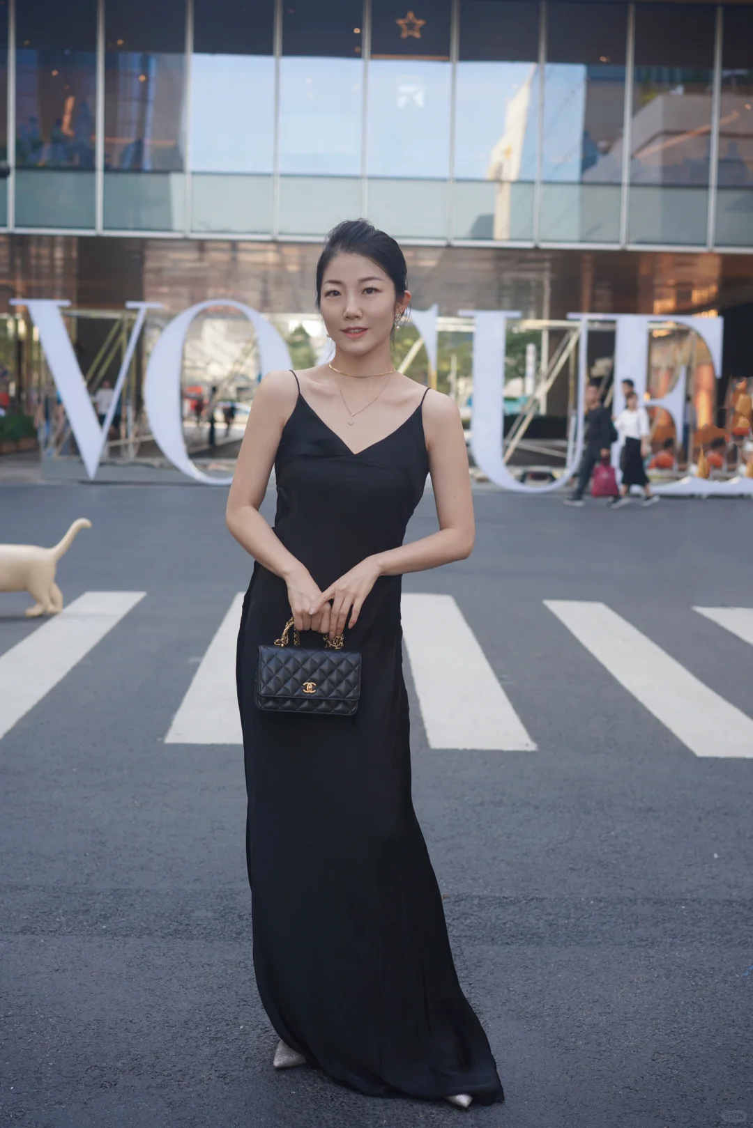 梁夜吊带裙让优雅蔓延｜深圳VOGUE