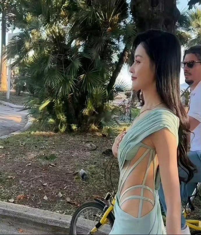 如果张天爱身上有一点多余的赘肉，她根本就驾驭不了这件衣服，这样看着都是一直在吸腹