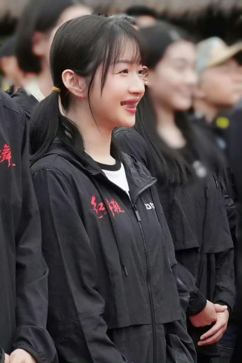李浩菲演红舞鞋周也李浩菲《红舞鞋》同框合照，感觉妹妹状态很好呢，期待演员李浩菲新
