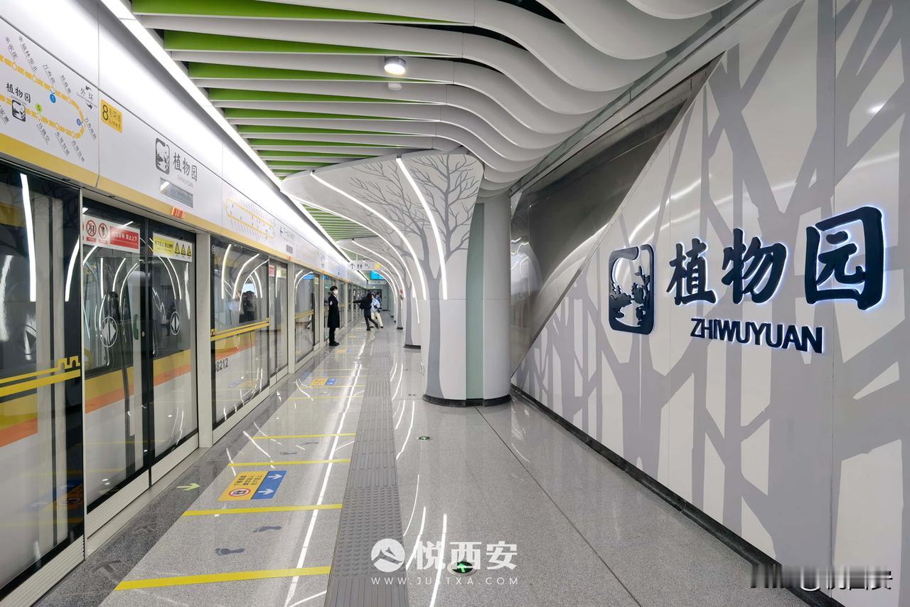 长距离绕行成为历史，地铁8号线植物园站C口与西安植物园接驳电梯投入使用，两点之间