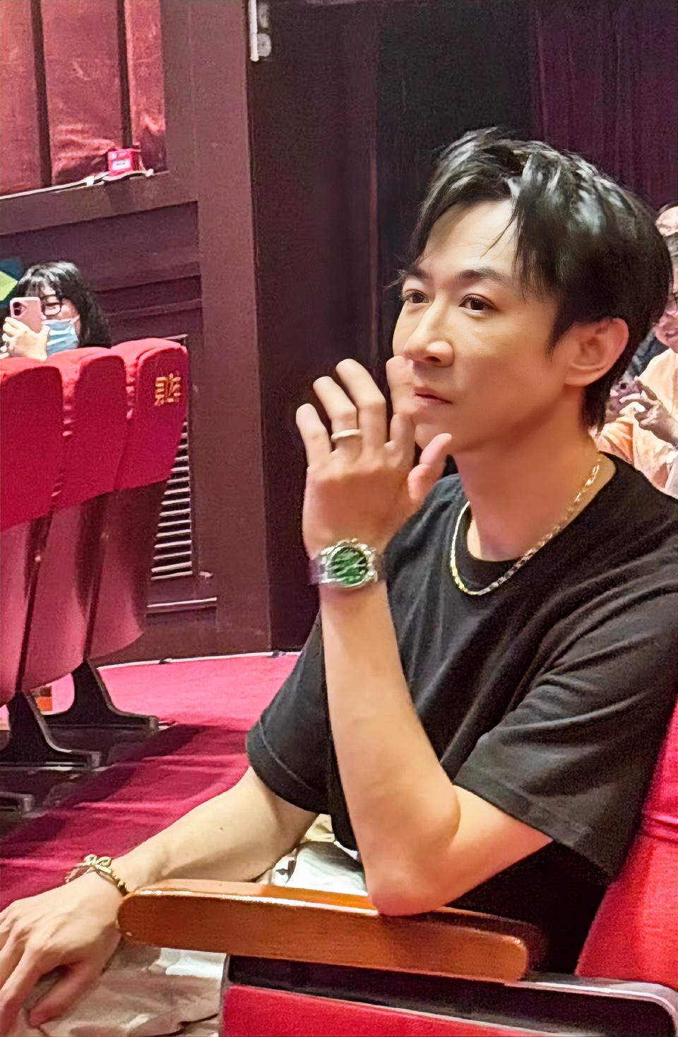 董璇新老公
俗话说人不可貌相 海水不可斗量
一个刚出道的喜剧人就能戴绿水鬼
毕业
