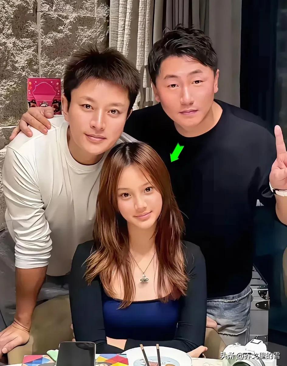 甜馨长大了，和爸爸贾乃亮如同一个模子刻出来似的，简直就是复制粘贴。

真是女大十