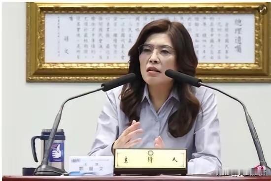 郑丽文再次对统一问题表态！

6月23号她去做唐湘龙的政论节目，被追着问两岸统一