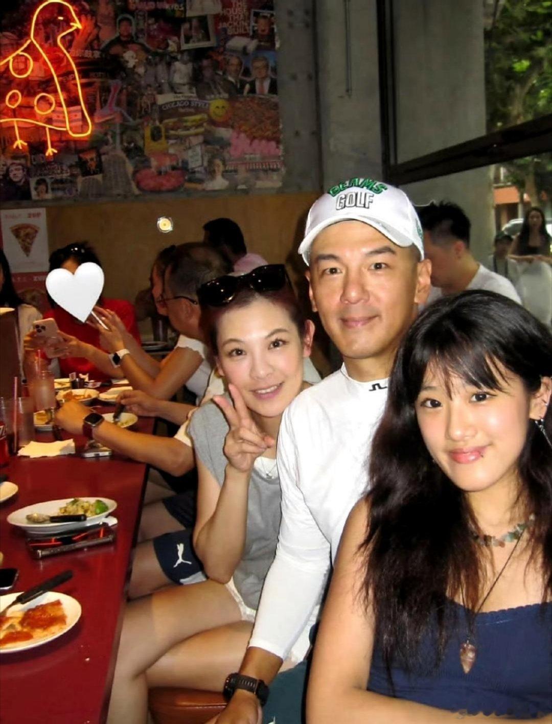 贾静雯大女儿梧桐妹，晒出了和亲爸后妈一起吃饭的照片，说实话，梧桐妹和她亲爸孙志浩