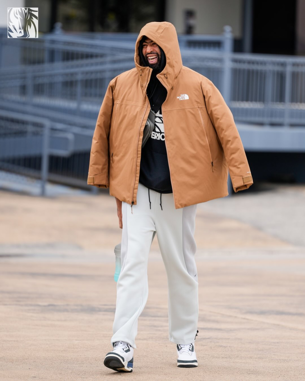 虽然只有8场比赛，但浓眉目前场均2.5次三分出手，命中率35%为生涯新高 安东尼