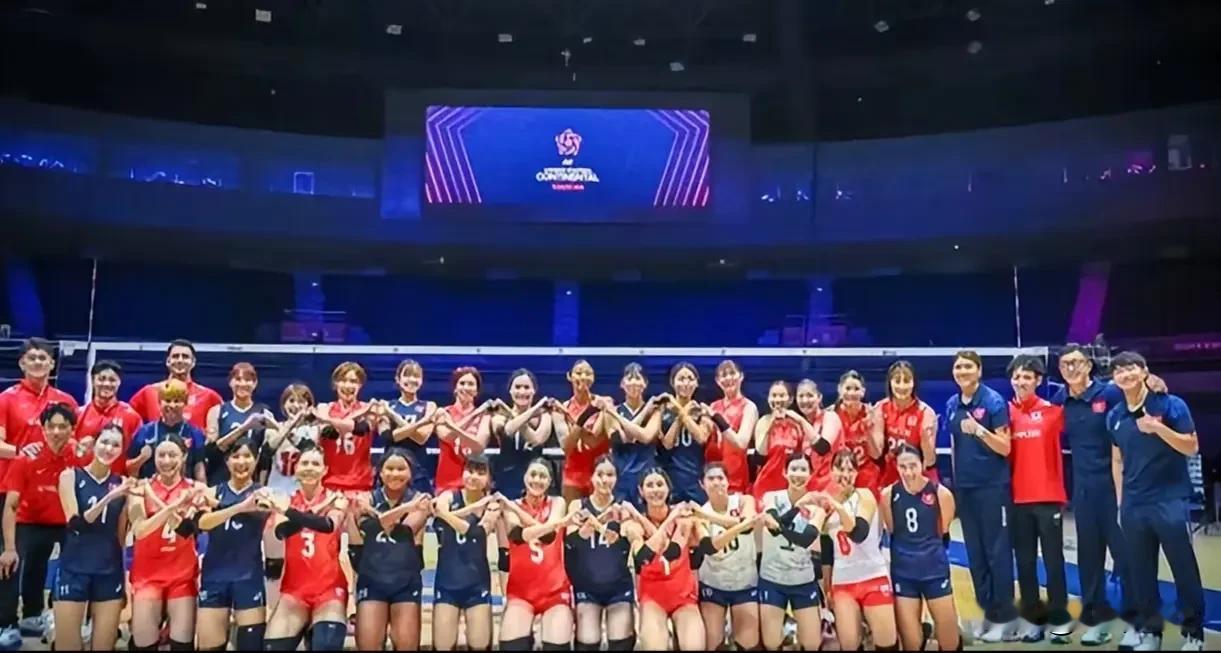 在亚锦赛赛前奏唱国歌的庄重仪式上，中国香港女排大部分队员闭口未跟唱国歌，仅有队长