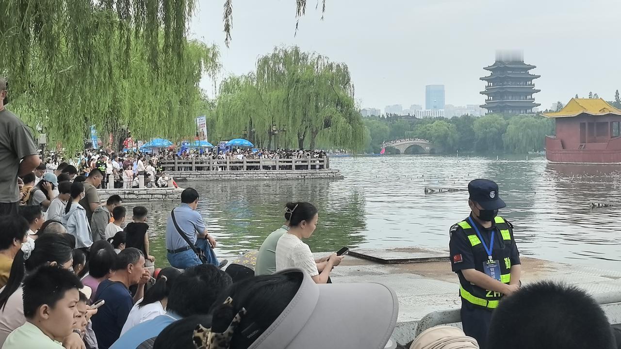 大明湖龙舟赛人山人海