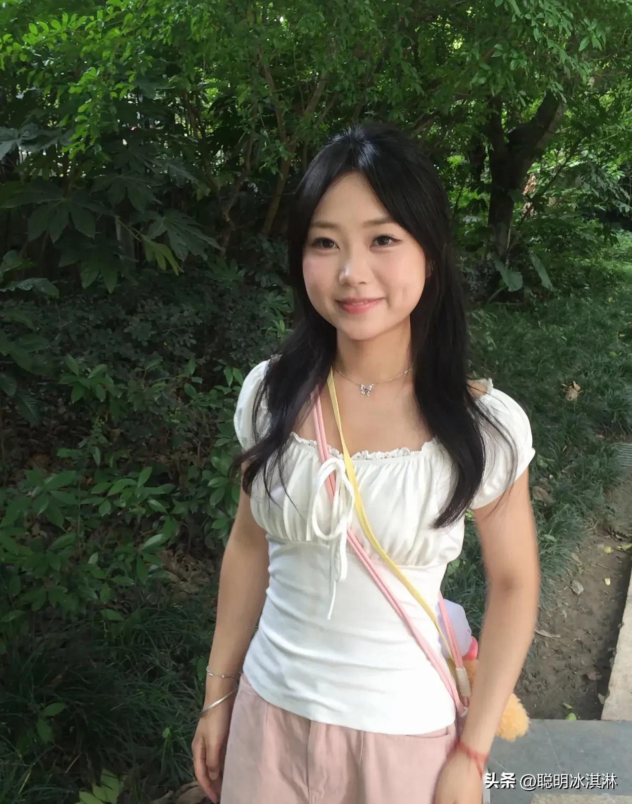 春天就要“绿”出圈
漫步公园，绿意撞进镜头。  
甜妹女孩与草坪同频呼吸，  