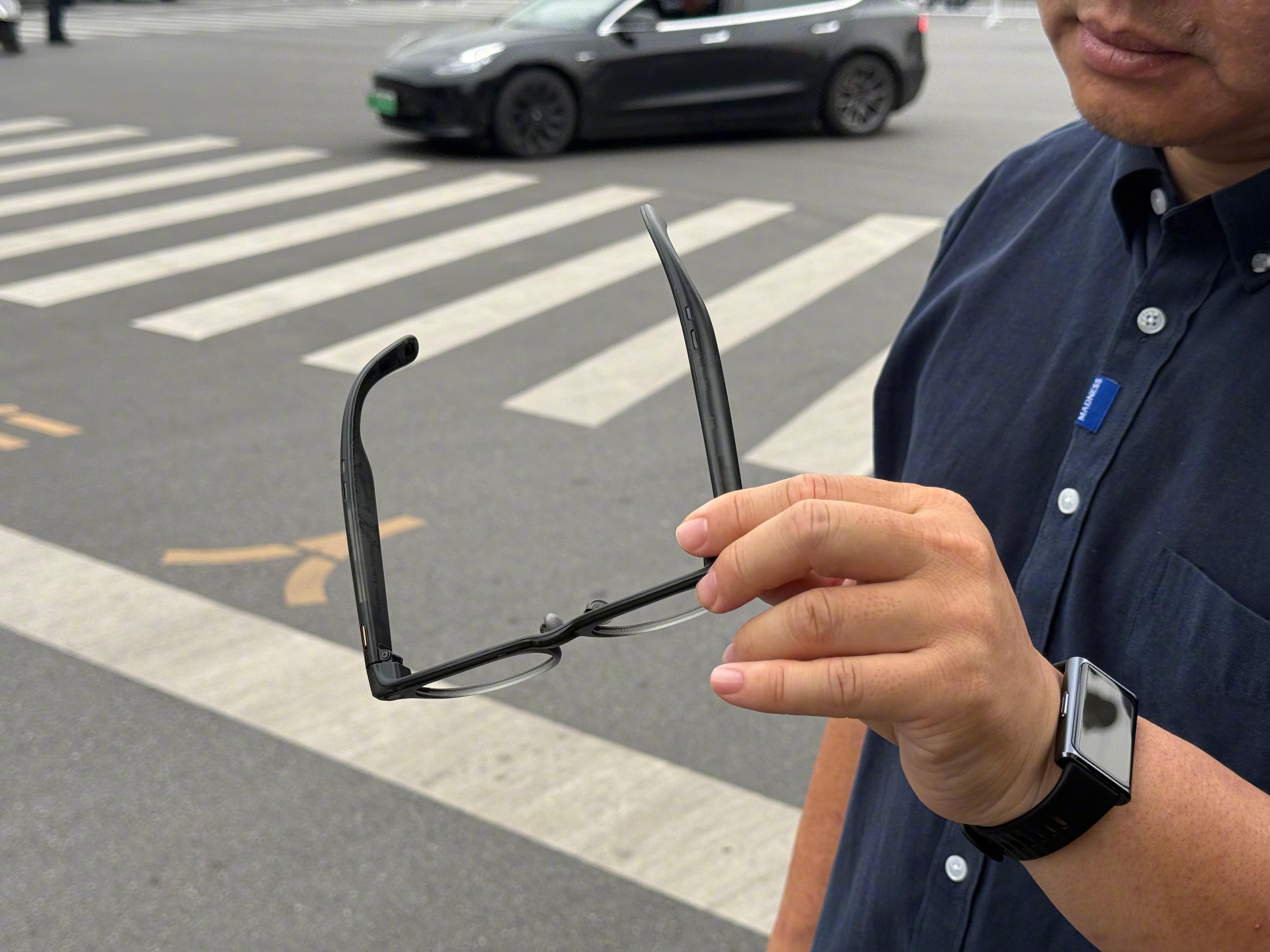 雷鸟厂家给我寄了他们首批新款拍摄眼镜V4，这几天体验了下。目前能说的不多，只能先