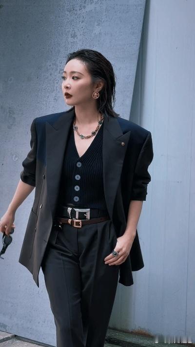 高叶名利场上最拽的姐 高叶完全女Alpha来的 新造型的每一处细节都在诠释“高级