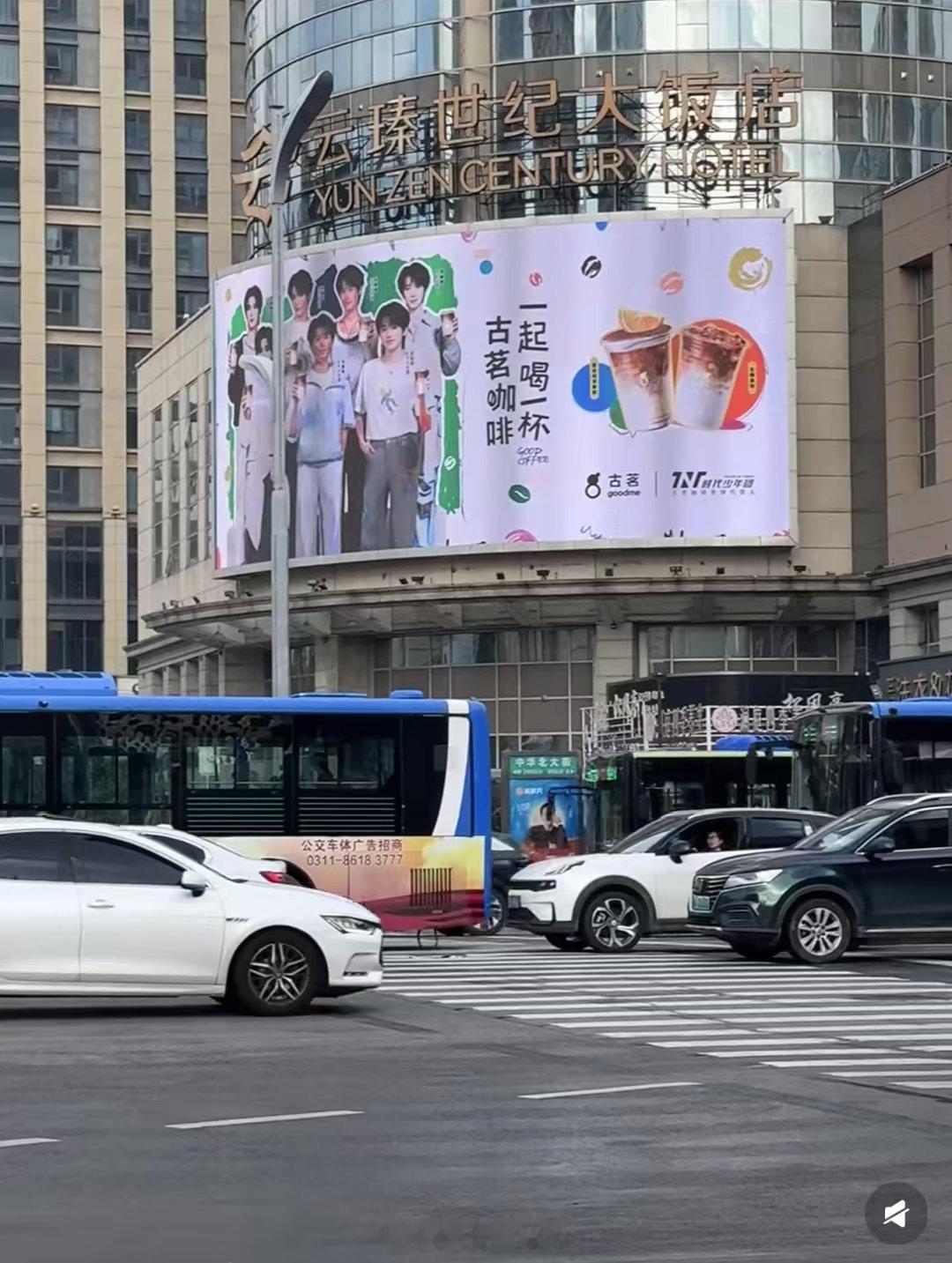解锁全城偶遇新模式！多城线下大屏全天常驻上线，地标大屏、商场屏幕全方位覆盖，海内