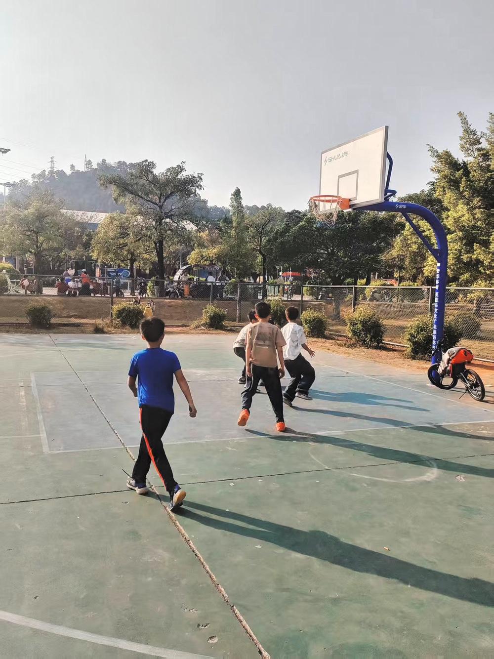 现在的小孩篮球水平真的让我震惊！！
下午陪儿子到篮球场玩球，恰好遇到他的同学也在
