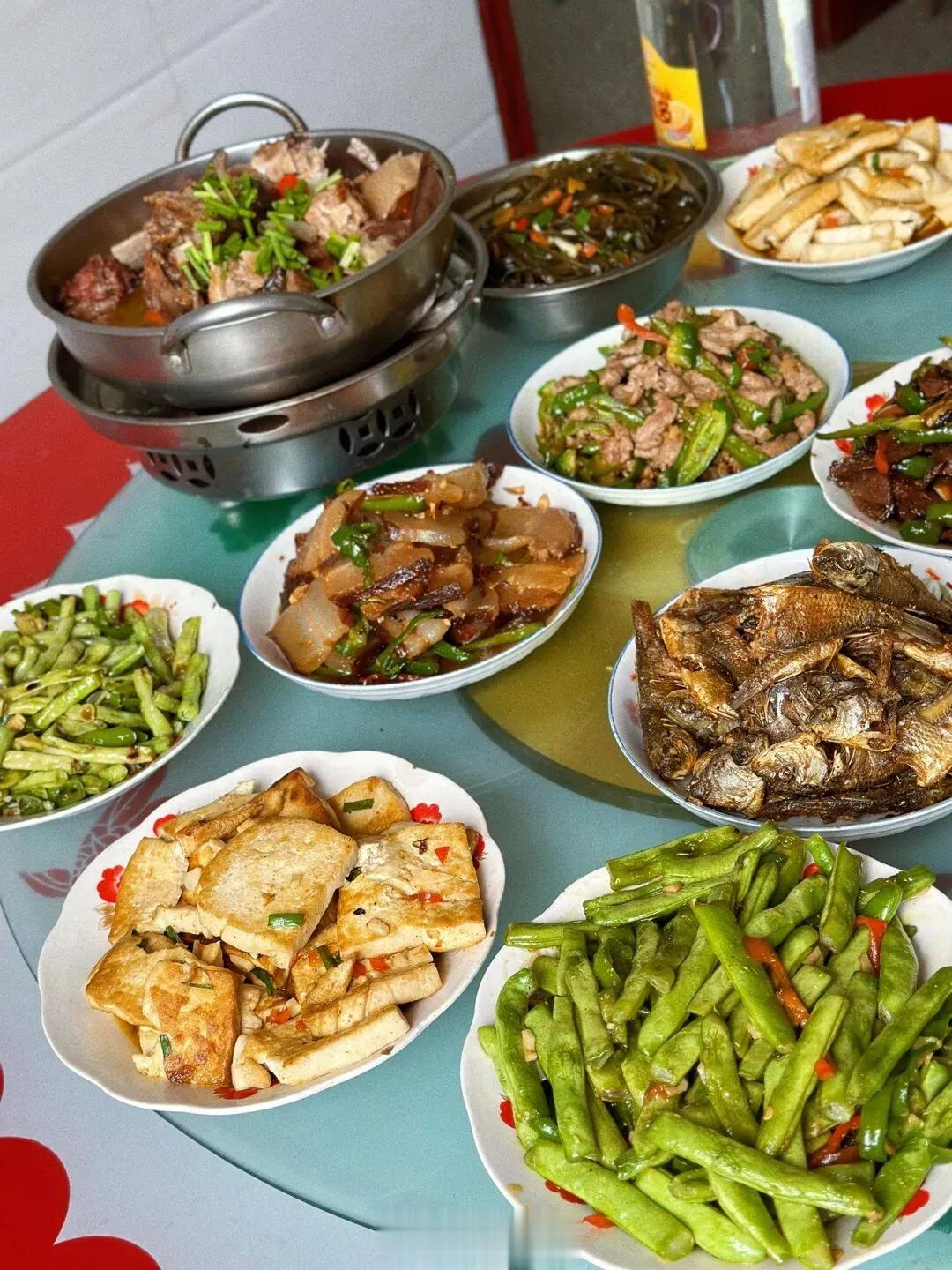 湖北农村，宴客家常菜。 ​​​