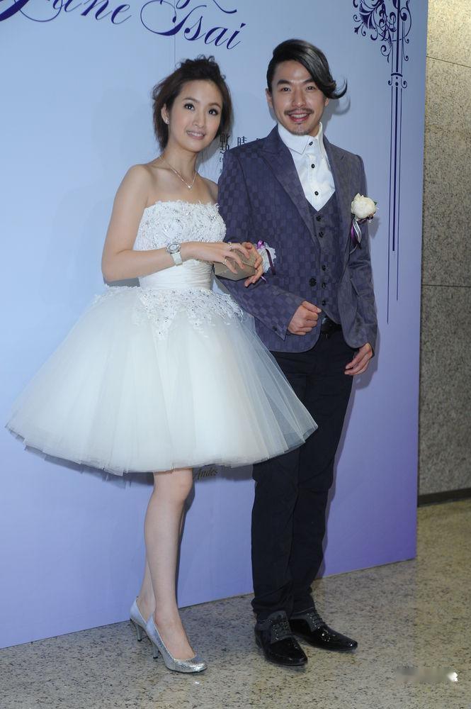 当年李威和林依晨合影，那时林依晨眼里有光，一身白裙的她好似白天鹅。李威造型好特别