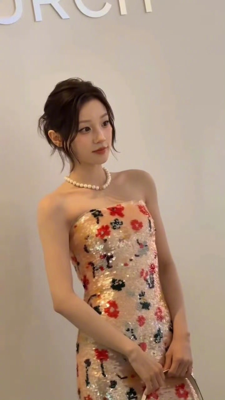 雨琦你简直花仙子下凡来的碎花裙造型精致又灵动，亮片花卉抹胸裙氛围感直接拉满，颜值