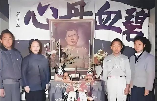 1949年，国军 中将 邱清泉战死后，他的妻子叶蕤君来不及哀痛就慌不迭地带着孩子