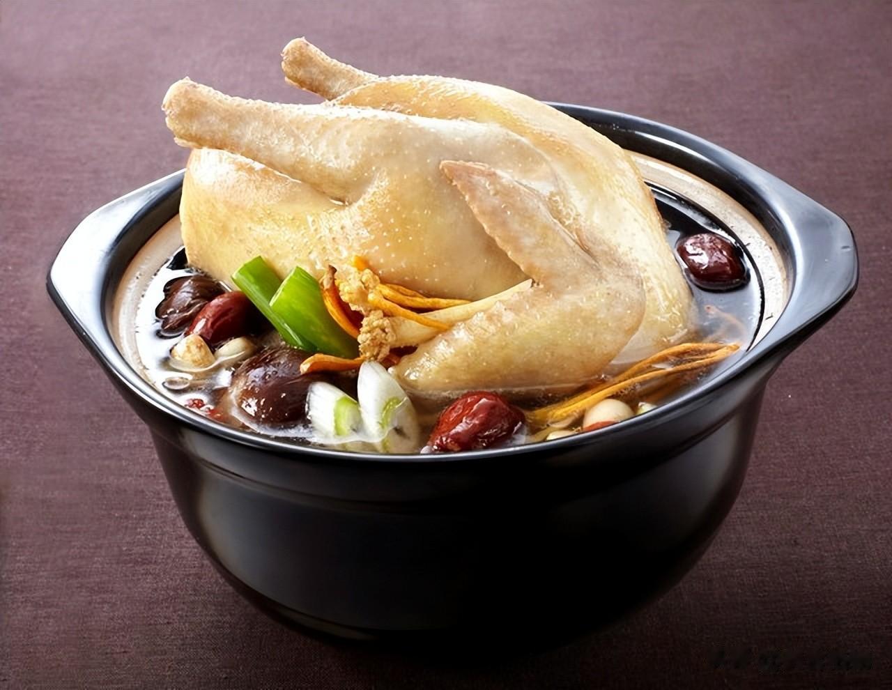 炖鸡汤时万不能直接焯水，牢记3个诀窍，鸡肉鲜嫩不老汤鲜好喝
炖鸡汤腥味重可能是处