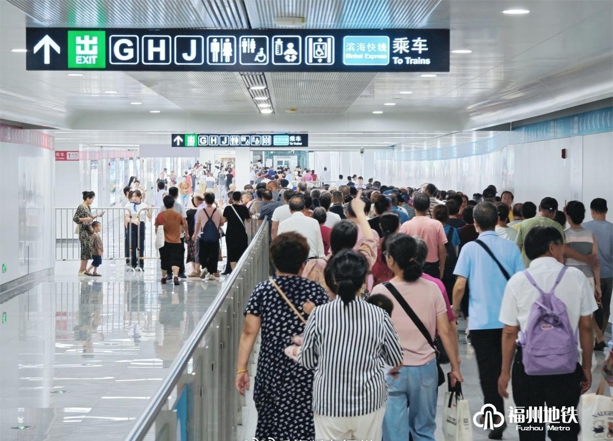 【人潮涌动！福州滨海快线发车！名场面来了→】今天上午，福州滨海快线首日免费试乘，