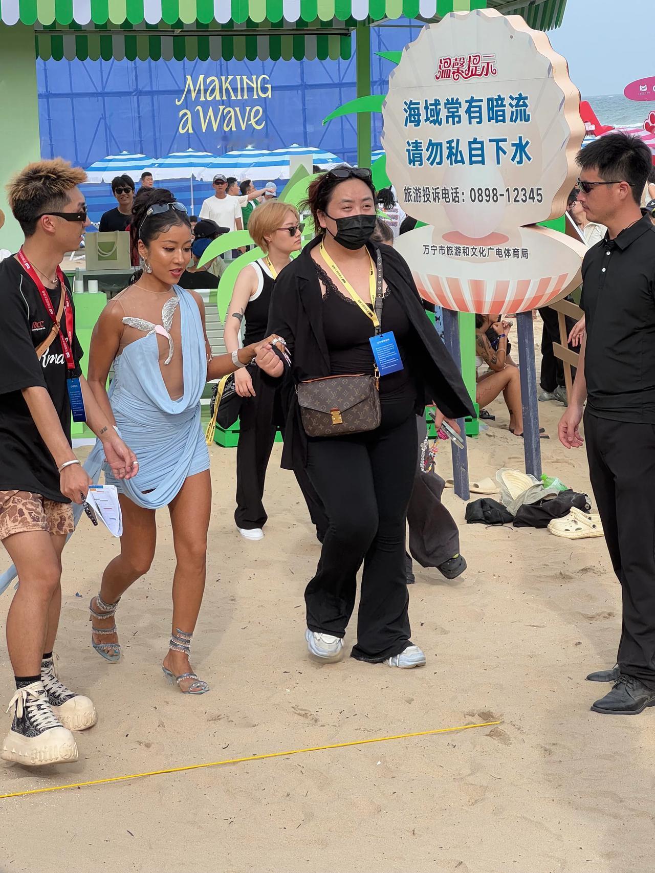 吉克隽逸，你的小裙子真的太短了，大风随时要刮跑啊！