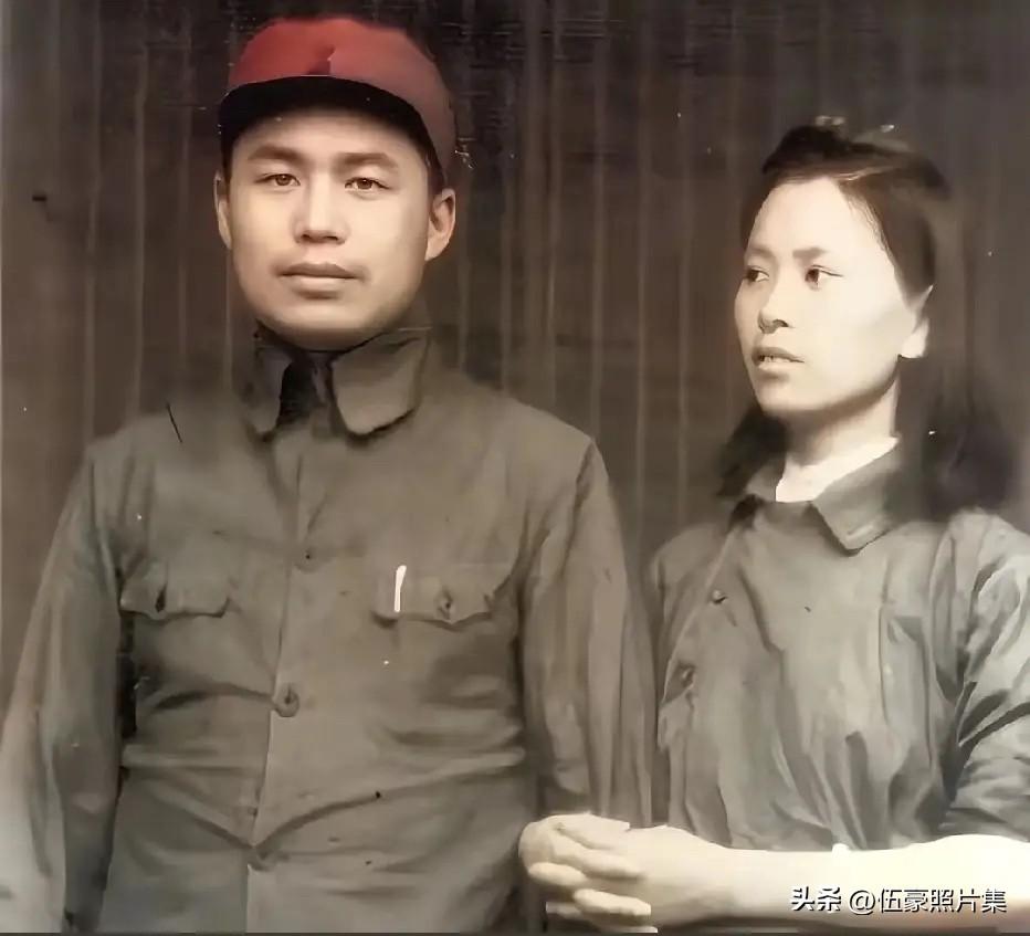 抗战时期，八路军129师著名战将王近山与妻子韩岫岩（原名韩秀兰）的珍贵合影。照片