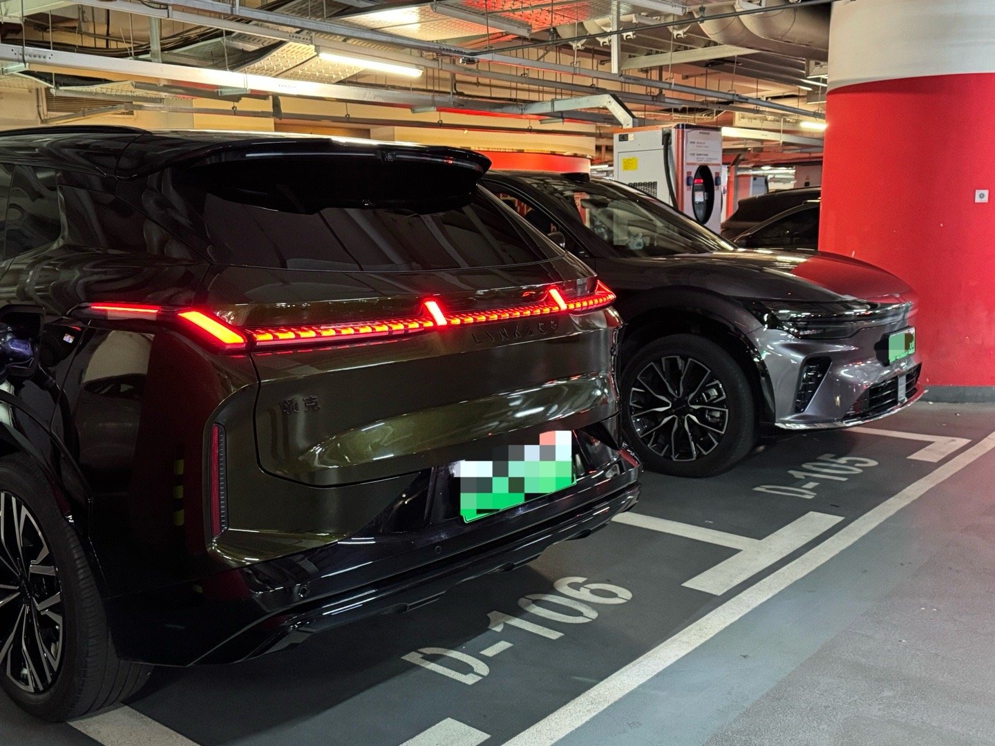 两台ZGH的焕新“7系”SUV（08某种意义上是07的SUV版所以也是7系）