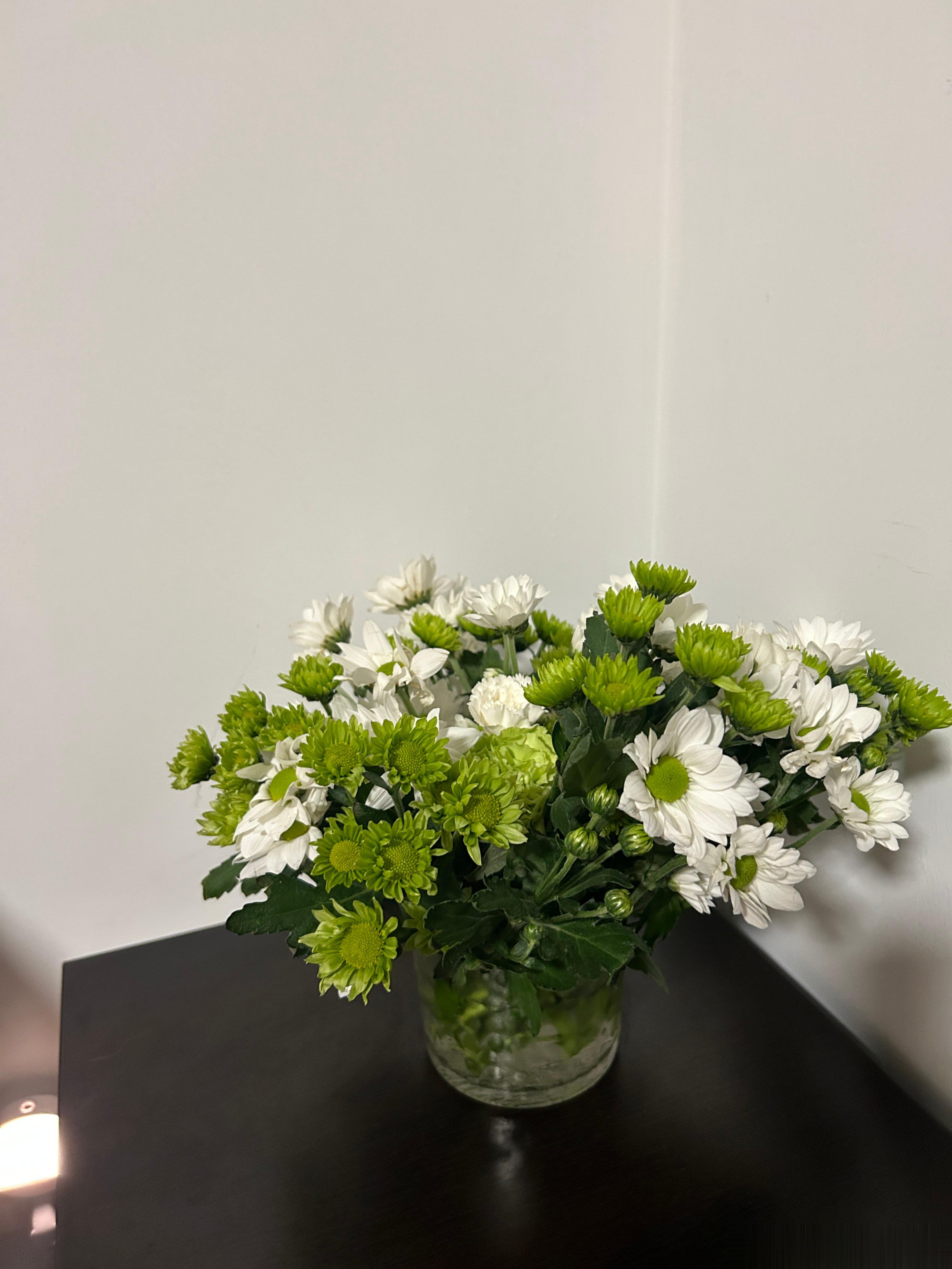 床头小花还是放绿白色系看着舒心 ​​​