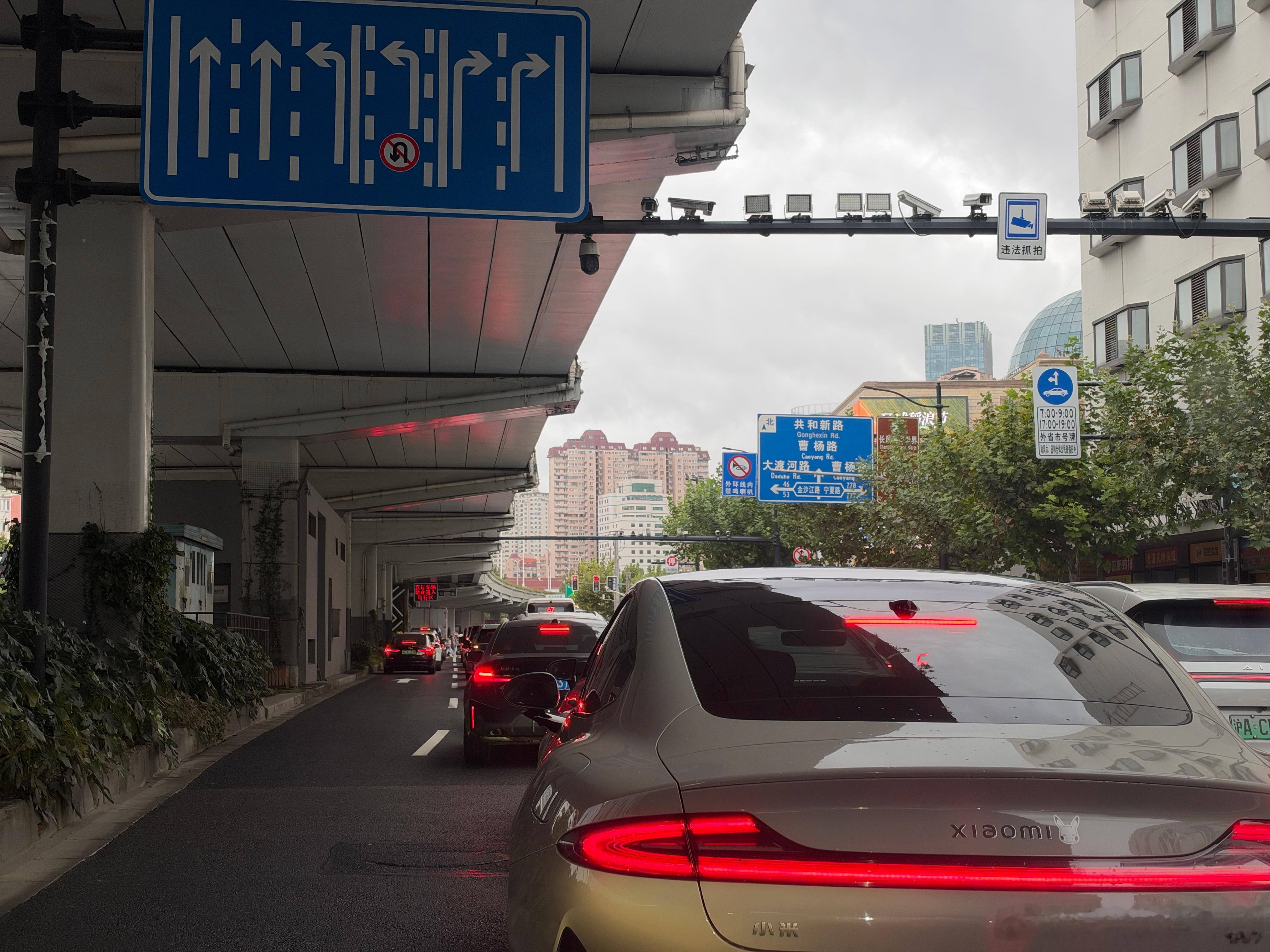 但凡把脑子带上开车，提高点通行效率，也不至于这么堵 ​​​